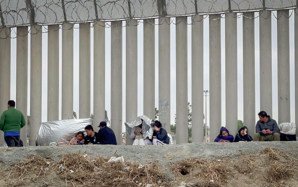 Cruzaron migrantes el muro fronterizo
