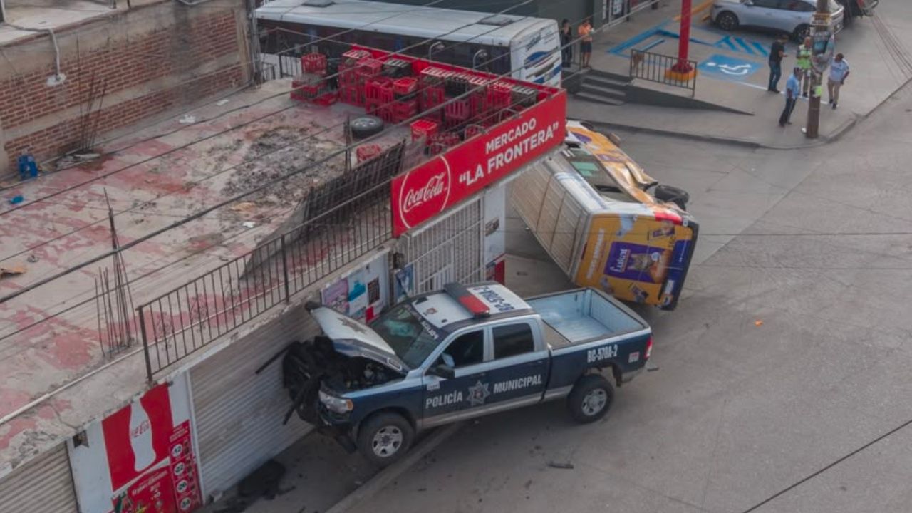 TIJUANA: Patrulla y transporte público chocan en Nido de las Águilas; unidad termina volcada