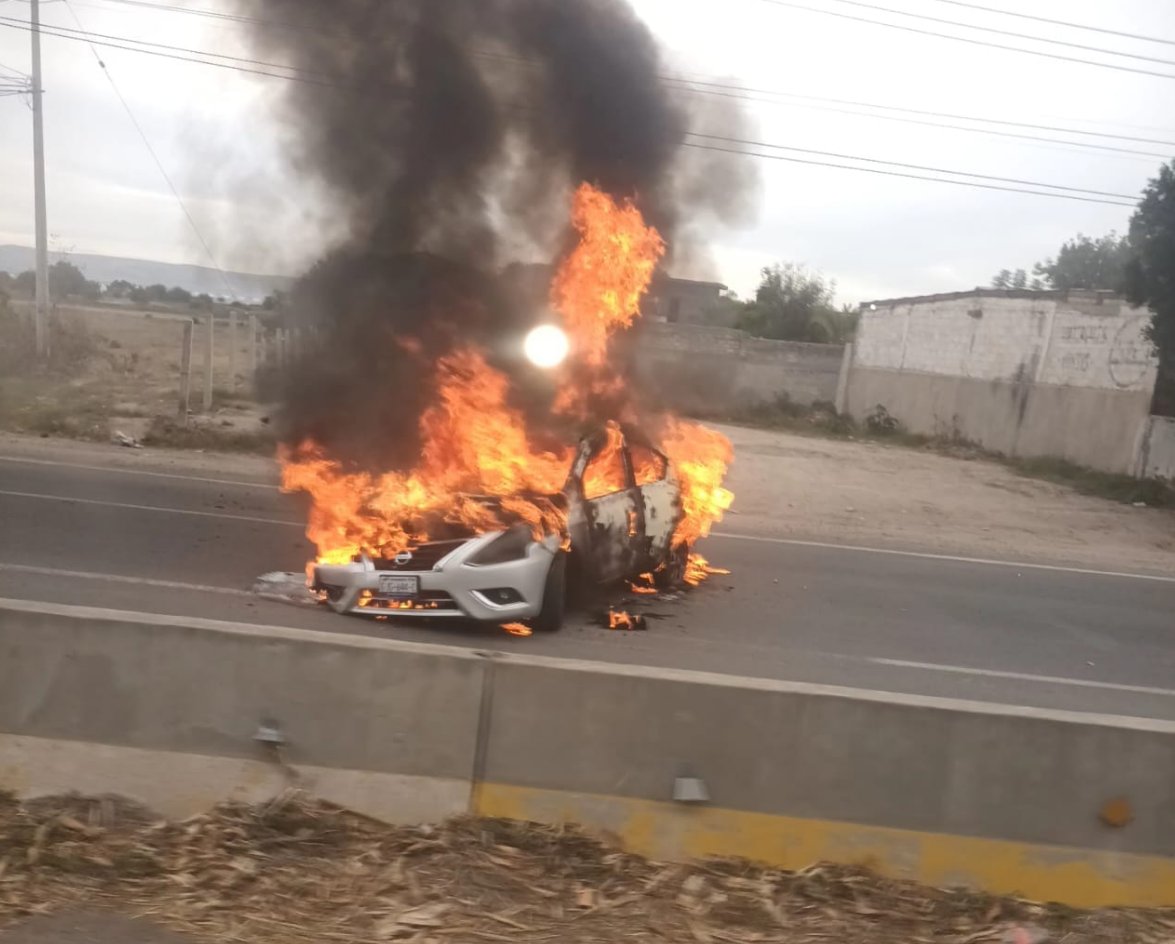 Bloquean carreteras y queman automóviles en Celaya, Guanajuato