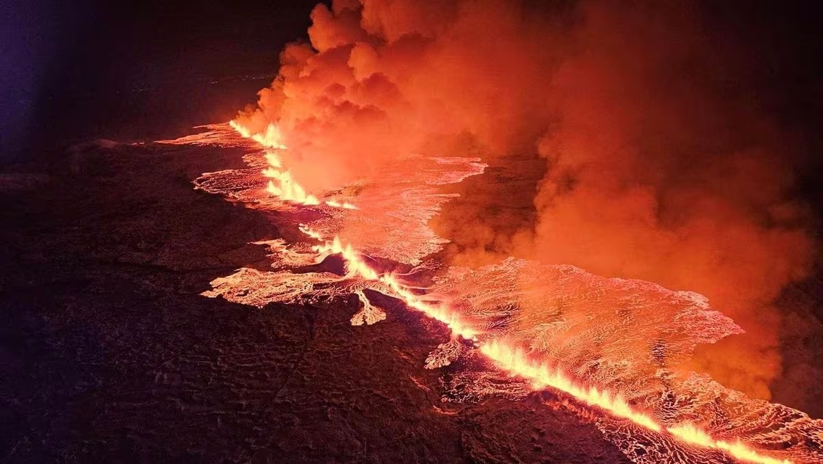 Lava propagándose desde el volcán IFOTO: Protección Civil de Islandia