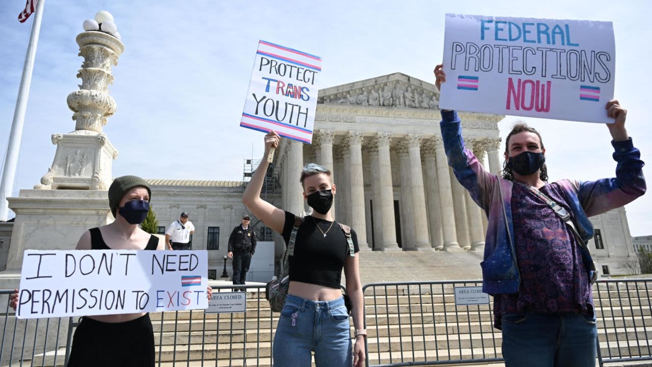 Escucha la Corte Suprema argumentos en caso sobre atención médica para jóvenes trans: EUA