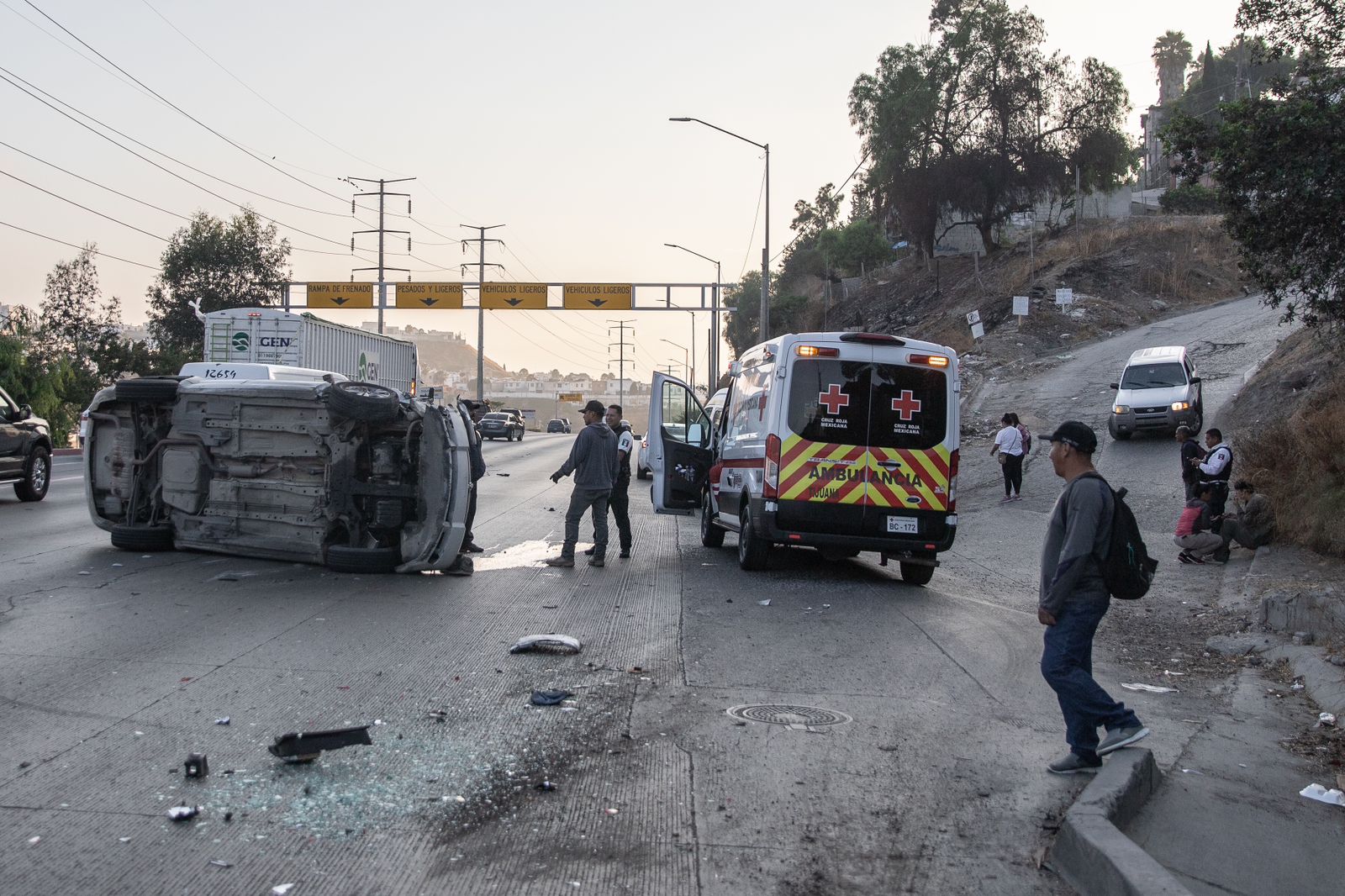 Se vuelca vehículo tras chocar con un taxi de ruta: Tijuana