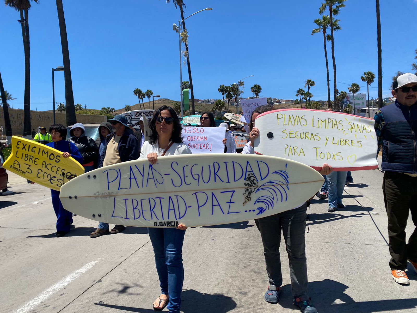 [GALERIA] Surfistas se manifiestan tras desaparición de extranjeros en Ensenada