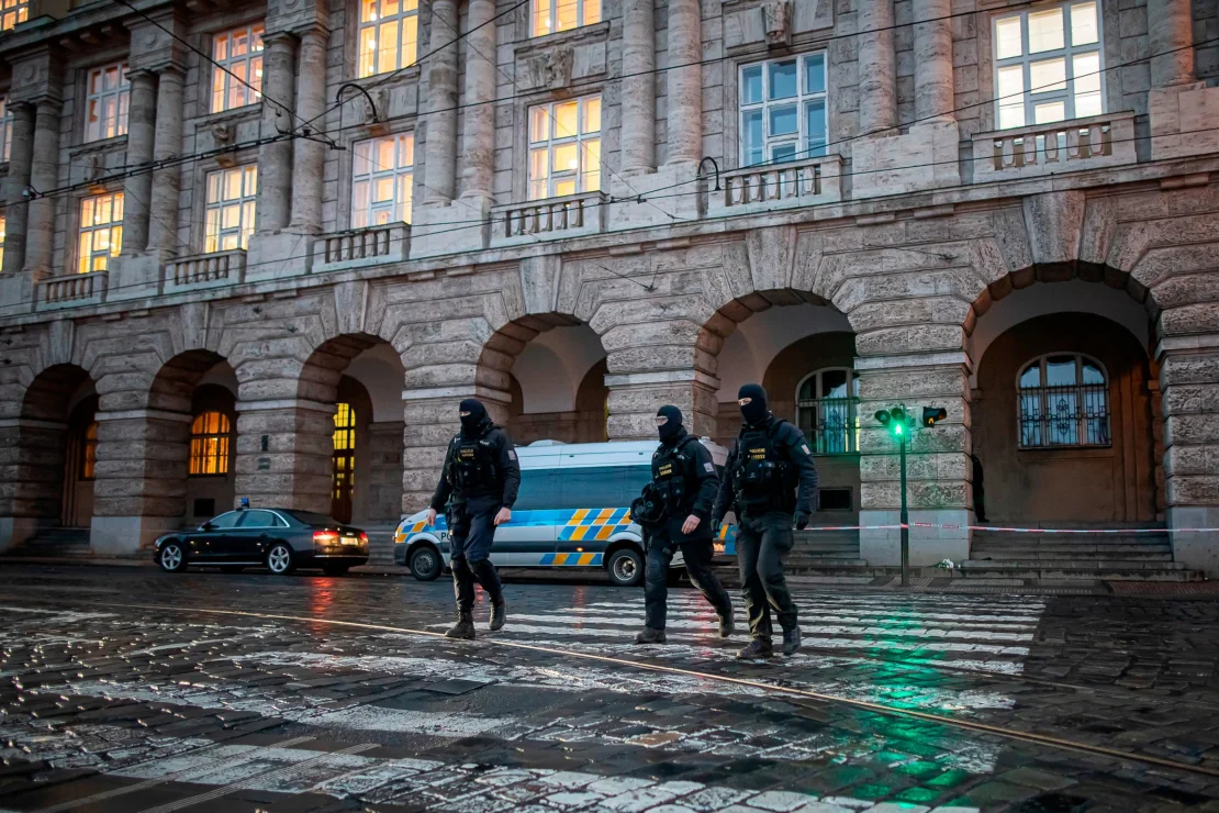 Tiroteo masivo en universidad de Praga deja 14 fallecidos