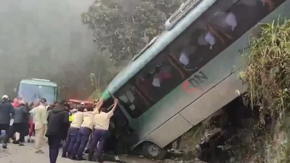 Autobús con turistas mexicanos se vuelca en Machu Picchu