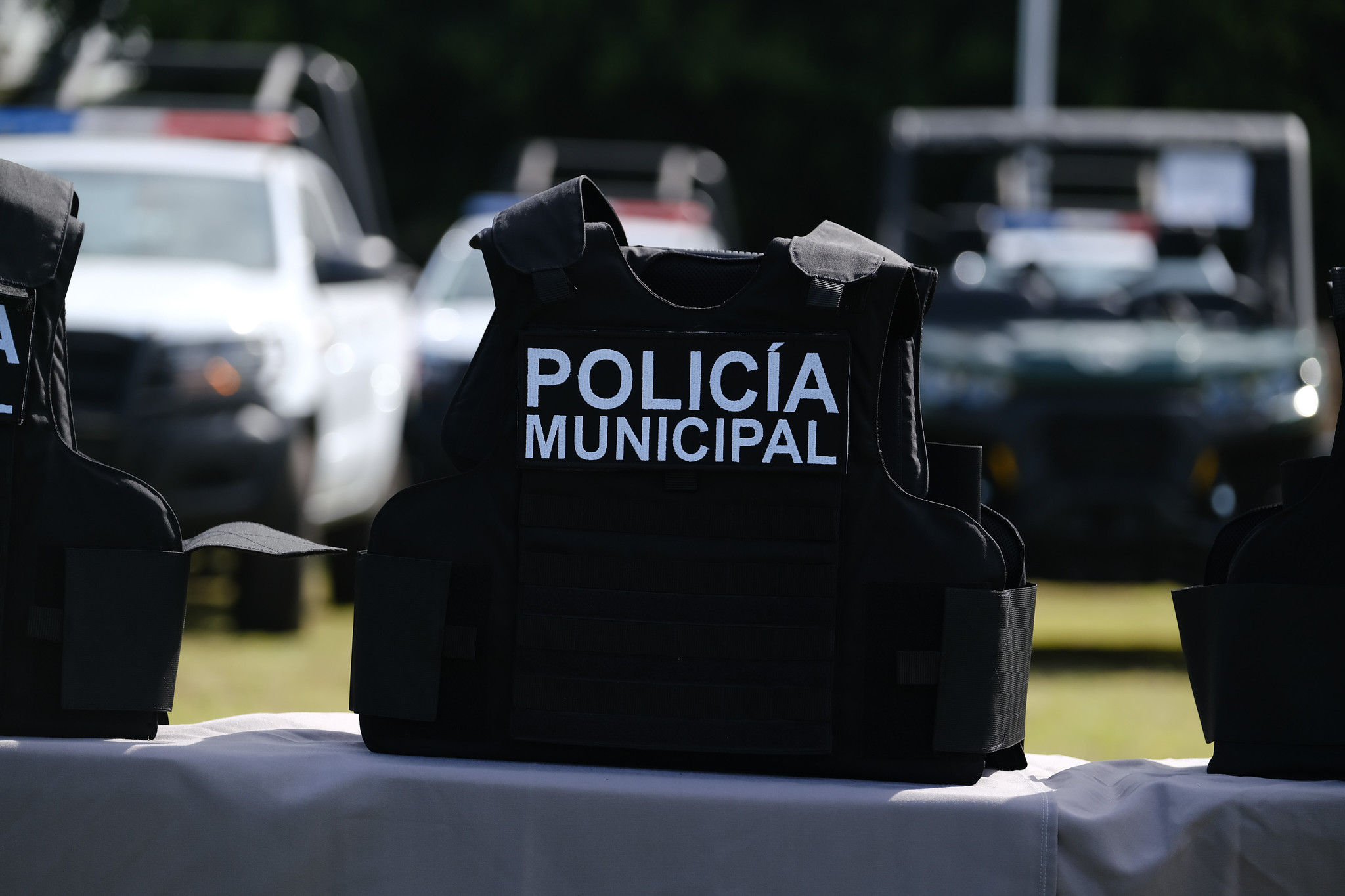 Diputados de PT y MORENA proponen equipar a policías con recursos decomisados