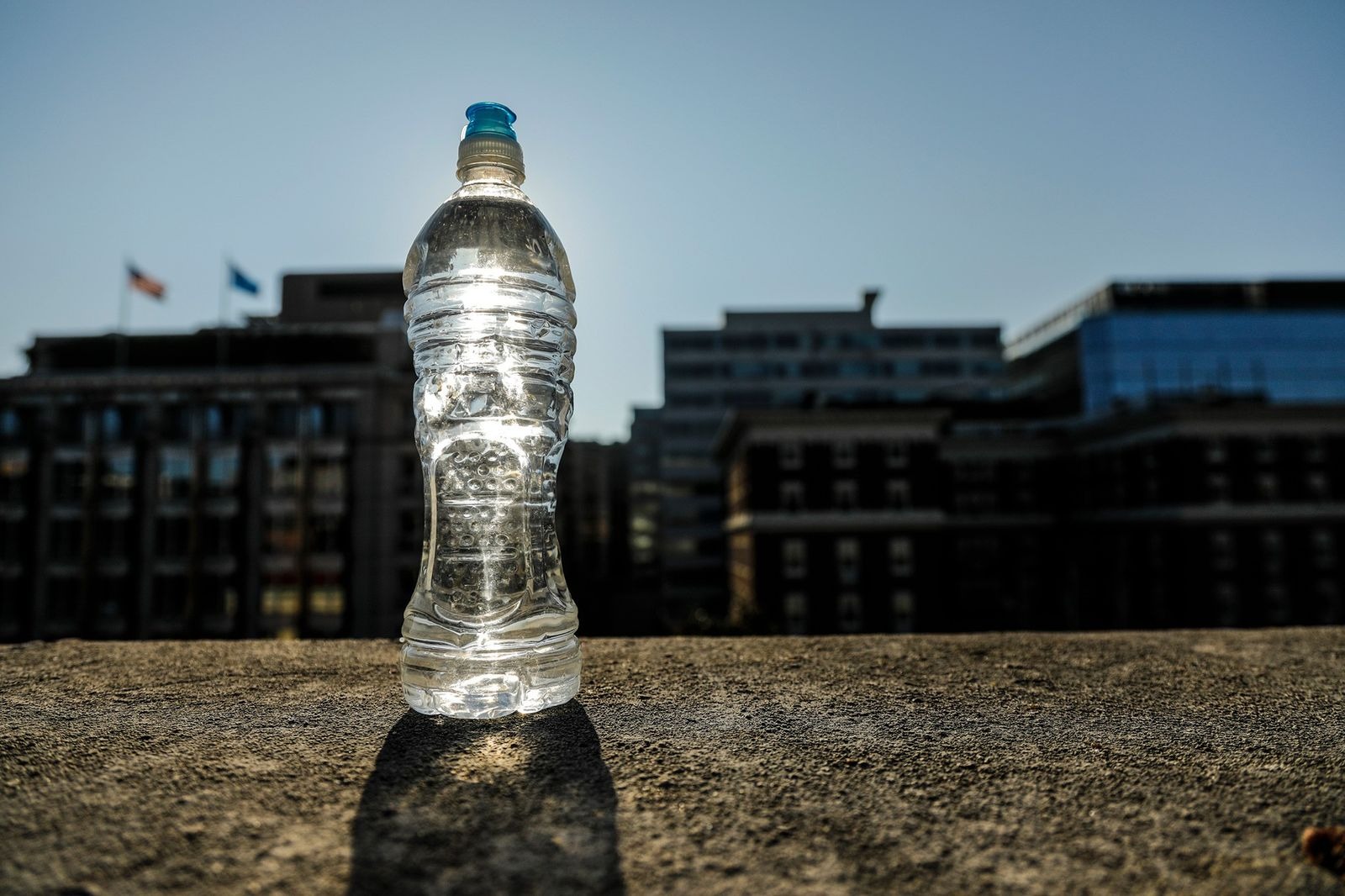 ¿Estamos consumiendo microplásticos en el agua embotellada?