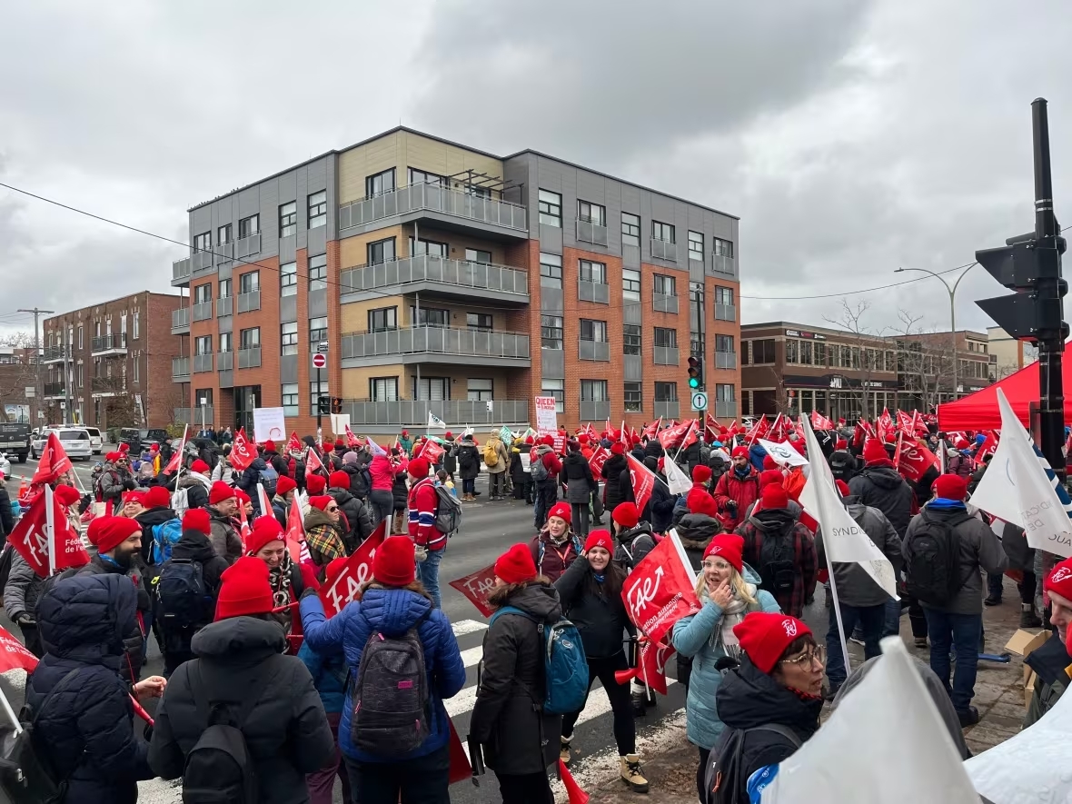 Protestan medio millón de trabajadores públicos en Quebec, Canadá