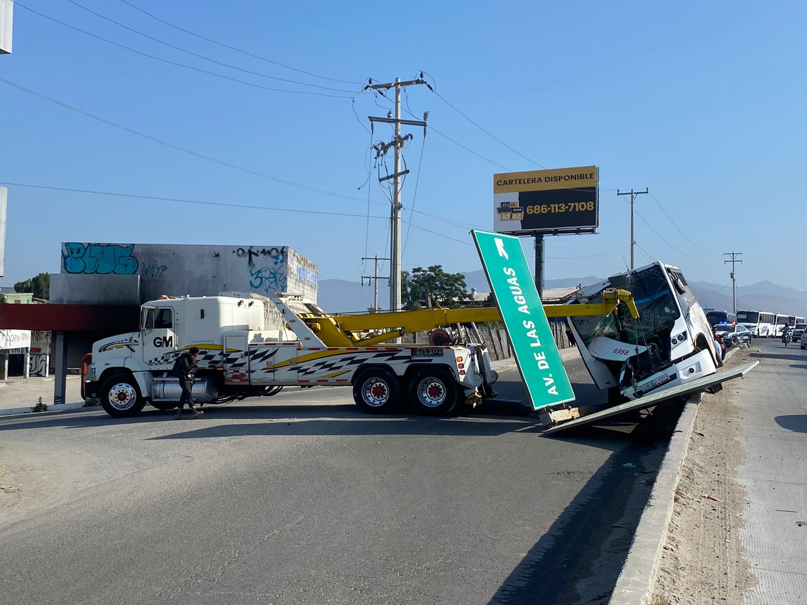 Chófer “tumbó” letrero y huyó