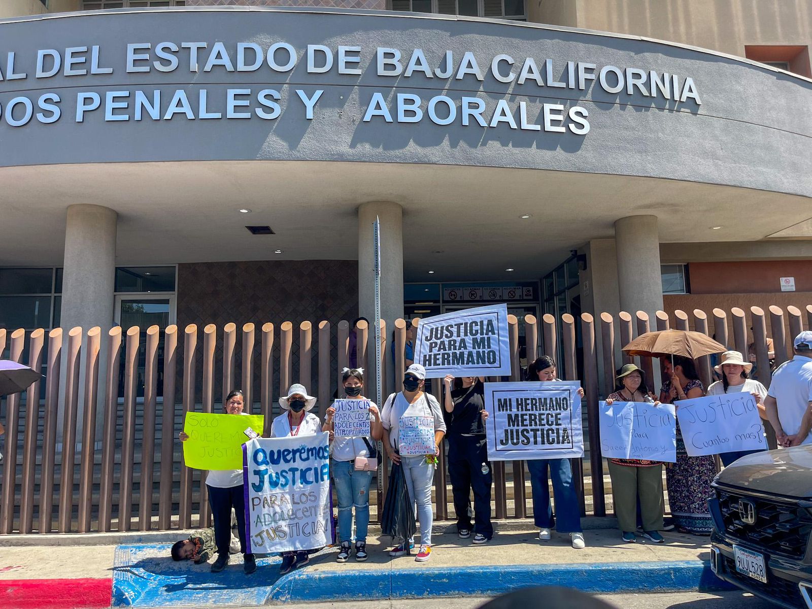 TIJUANA: Familias protestan por atropellamiento de dos jóvenes y piden que se haga justicia