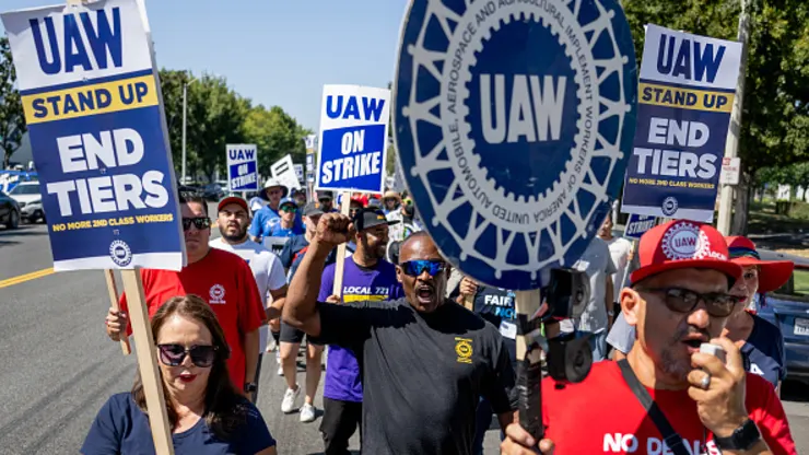 Trabajadores en huelga en fábrica de Stellantis en Ontario, California IFOTO: Gina Ferazzi para Los Angeles Times