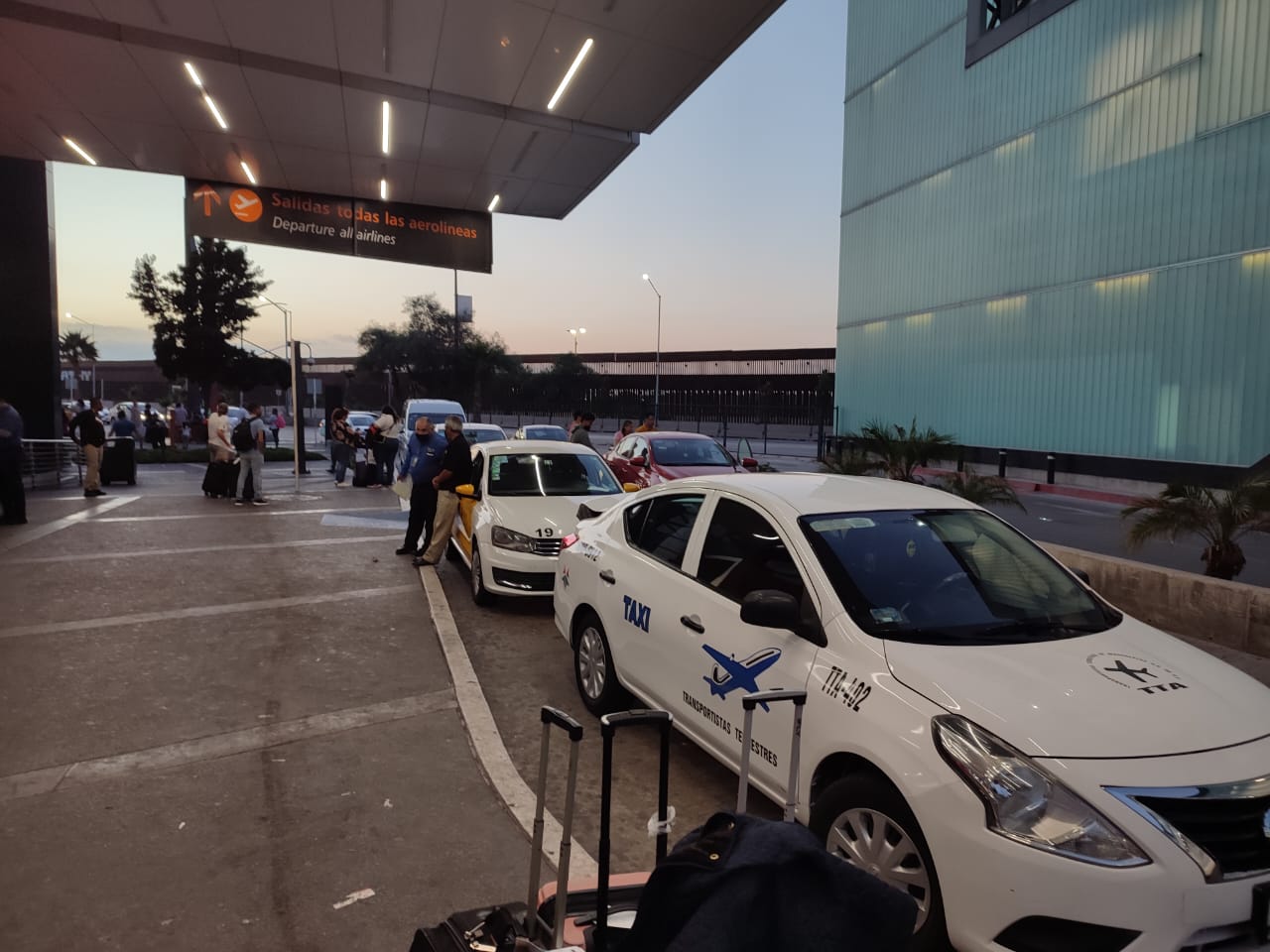 Taxistas invaden Aeropuerto