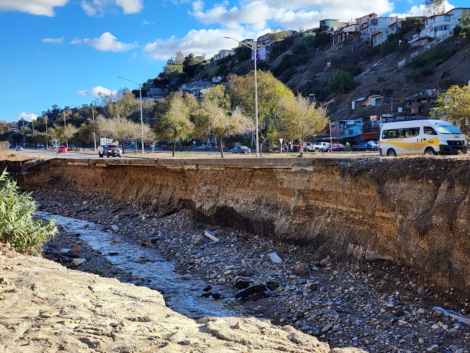 Cierran Libramiento Sur tras daños por lluvia en Tijuana