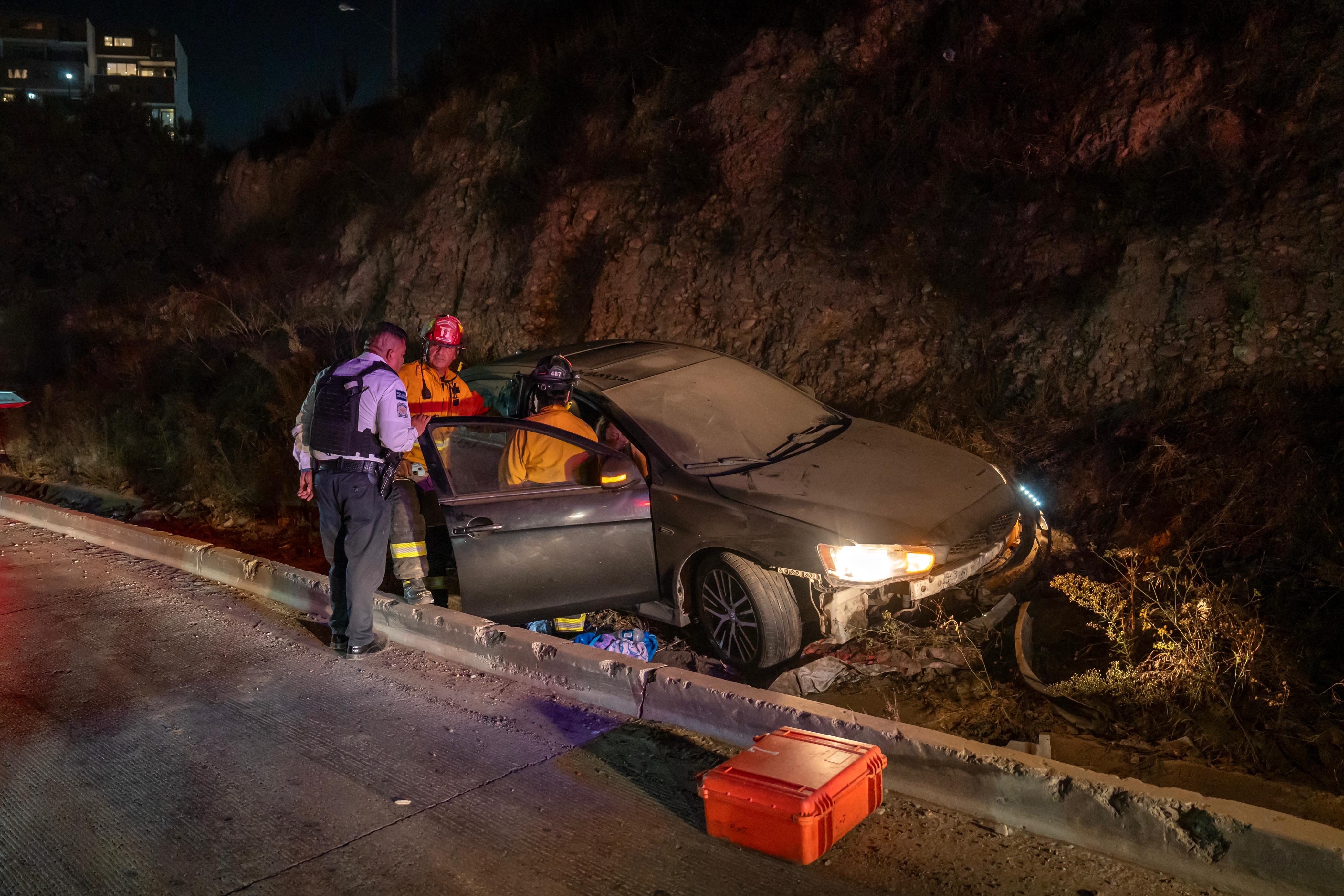 Se vuelca un auto en la salida de playas: Tijuana