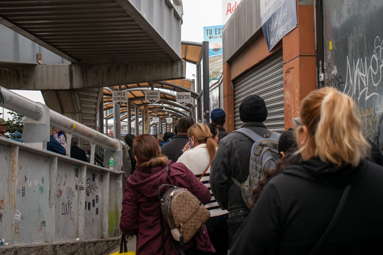 [GALERÍA + VÍDEO] Vuelve la desesperación y largas filas a San Ysidro