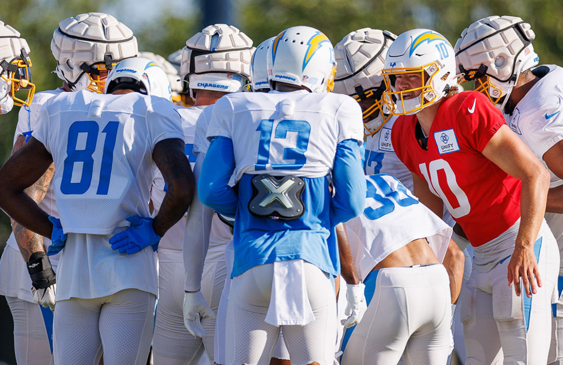 Justin Herbert (10) nunca ha jugado un partido de Pretemporada, al parecer tampoco verá acción vs Dallas. (Foto: Twitter @chargers)