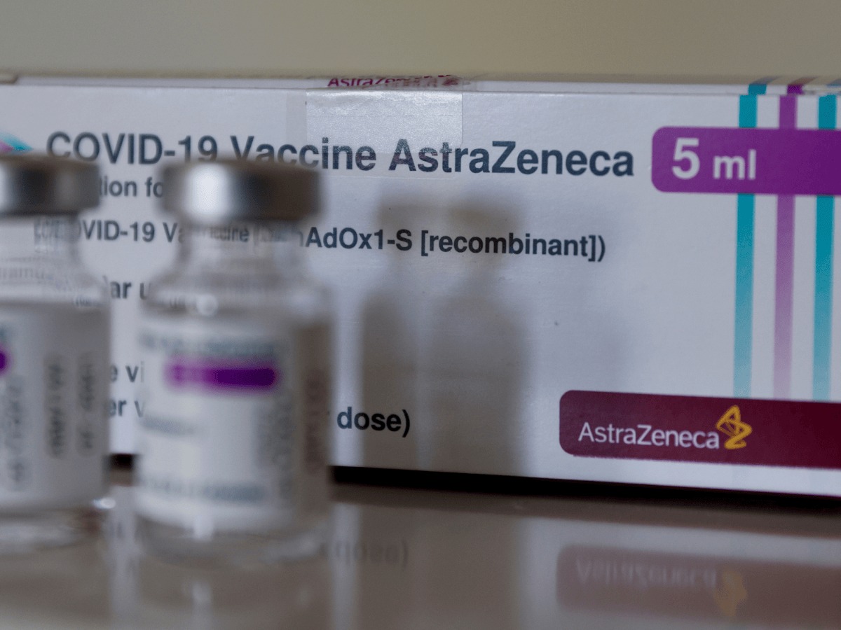 Demandan a AstraZeneca por efectos adversos de su vacuna