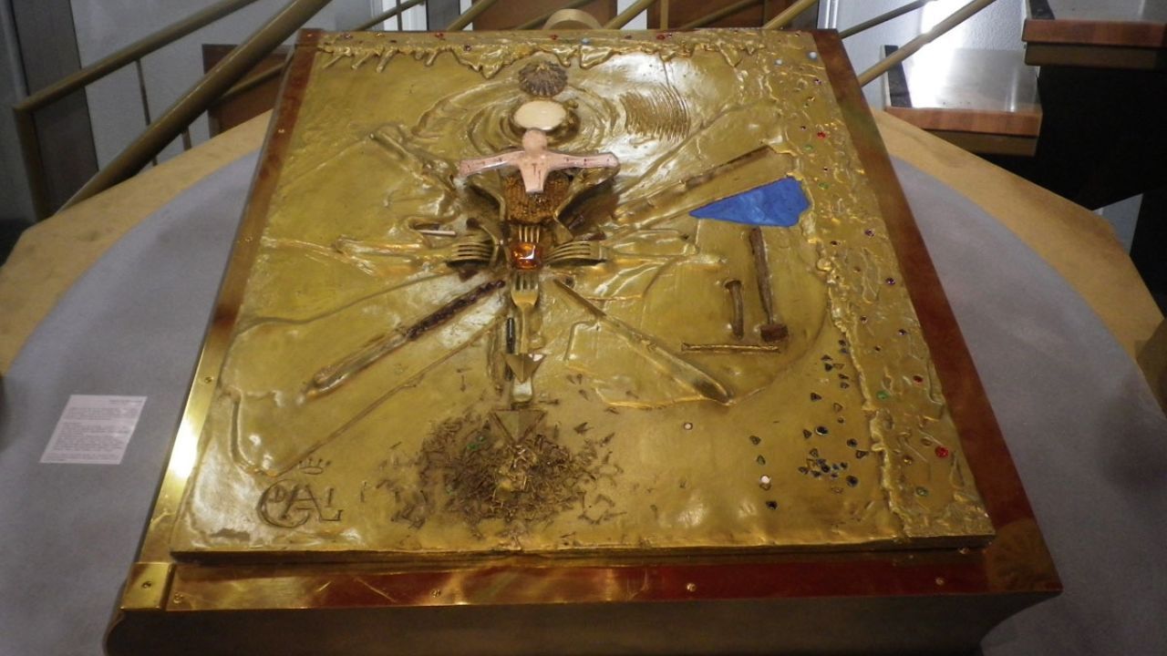 Roban en Francia la cubierta de bronce que Dalí creó para el Libro del Apocalipsis