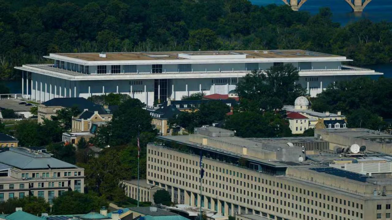 Juez frena nuevo intento de colocar el nombre de Trump en el Kennedy Center