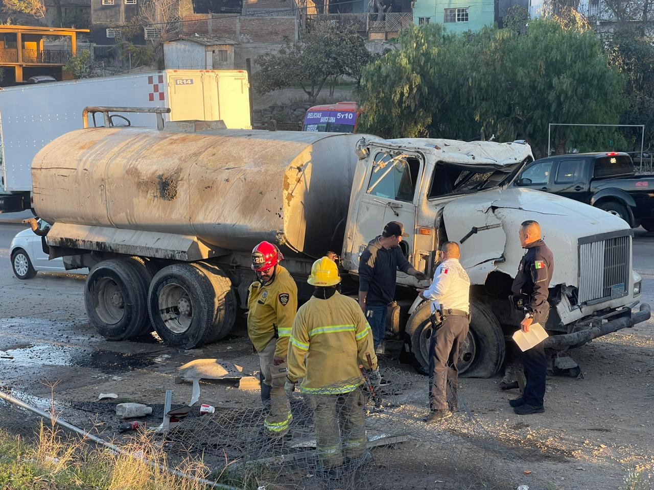 [Imágenes] Pipa de Agua se voltea en Bulevar Rosas Magallón