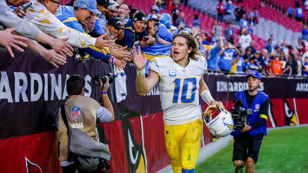 Justin Herbert completó dos jugadas impresionantes en el cierre del partido para darle el triunfo a los Bolts. (Foto: Twitter @chargers)