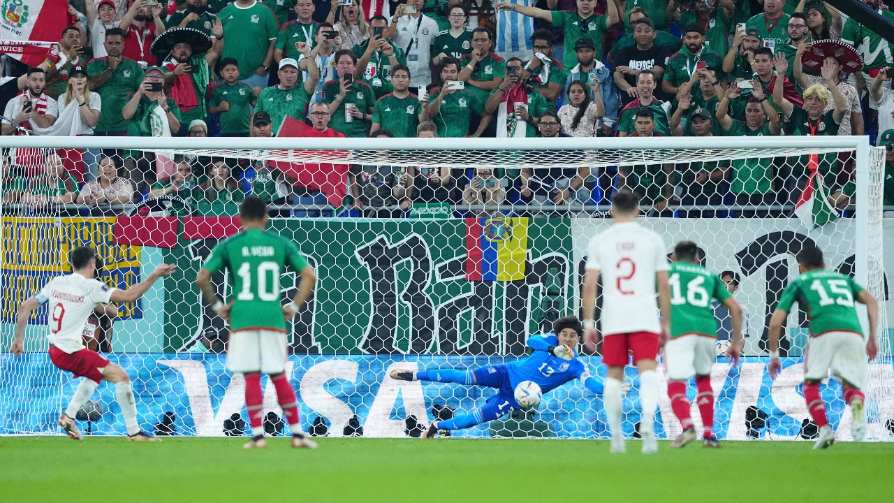 Guillermo Ochoa volvió a hacer historia y detuvo un penal para México 90 años después en una Copa del Mundo. (Foto: Twitter @miseleccionmx)