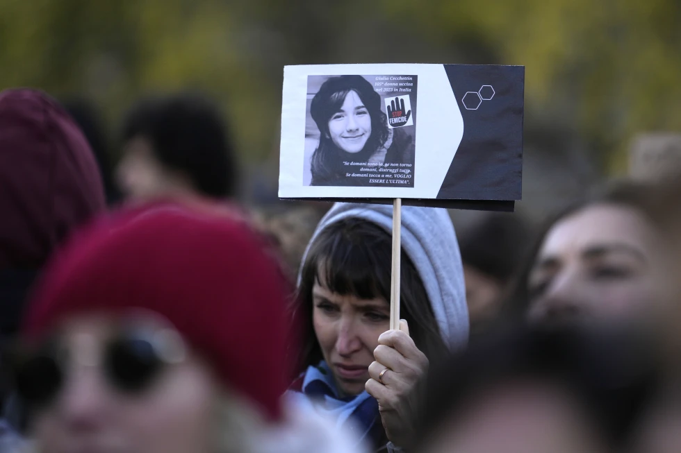 Protestante sosteniendo una fotografía de Cecchettin durante una manifestación Milán, Italia IFOTO: Luca Bruno/AP