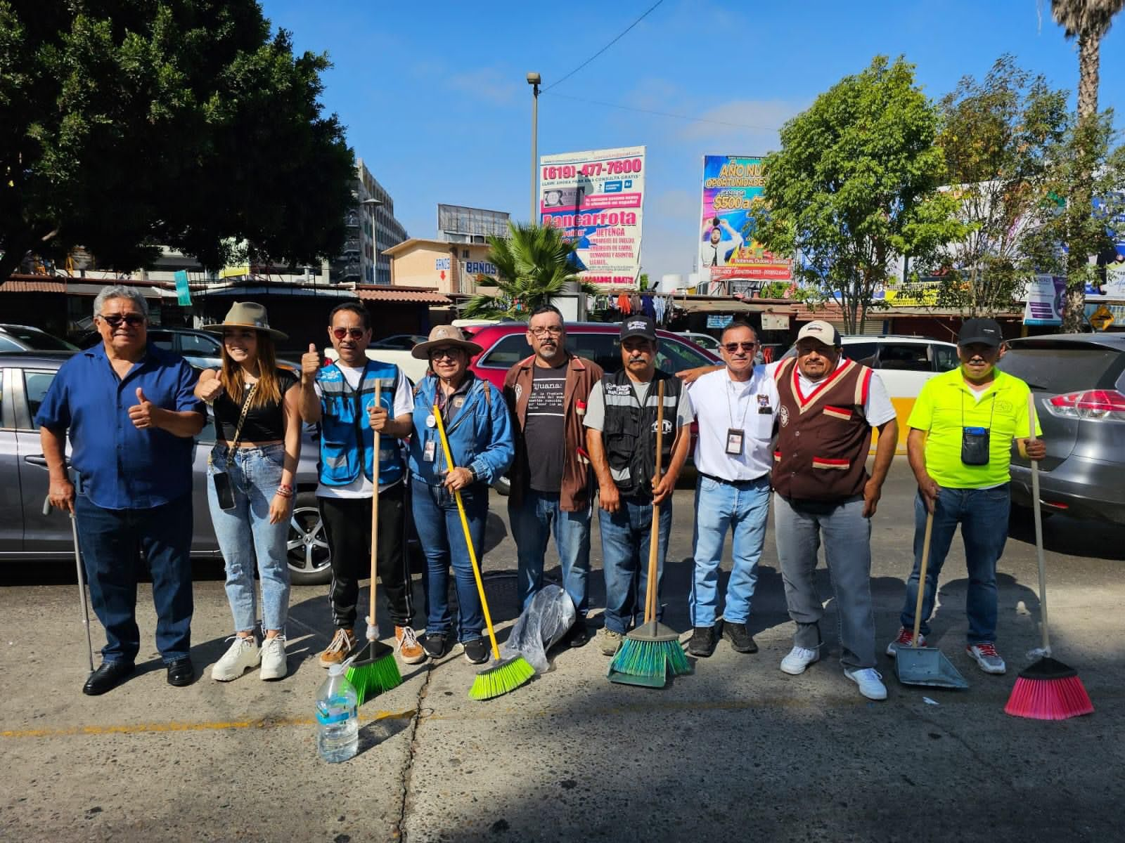 Limpian ambulantes la garita de San Ysidro