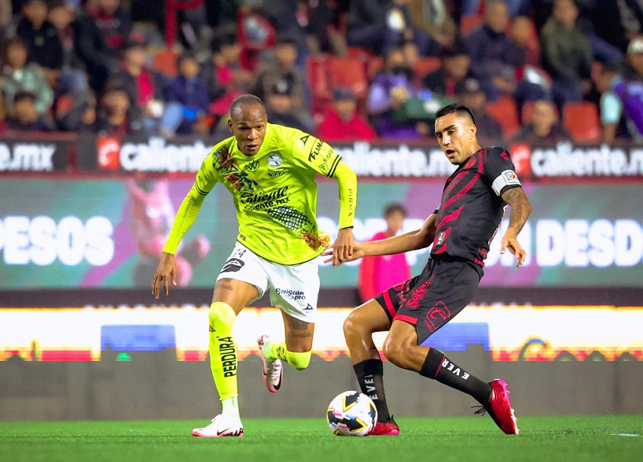 Para el segundo tiempo, el partido no cambió: Tijuana al ataque y Puebla a la defensiva.