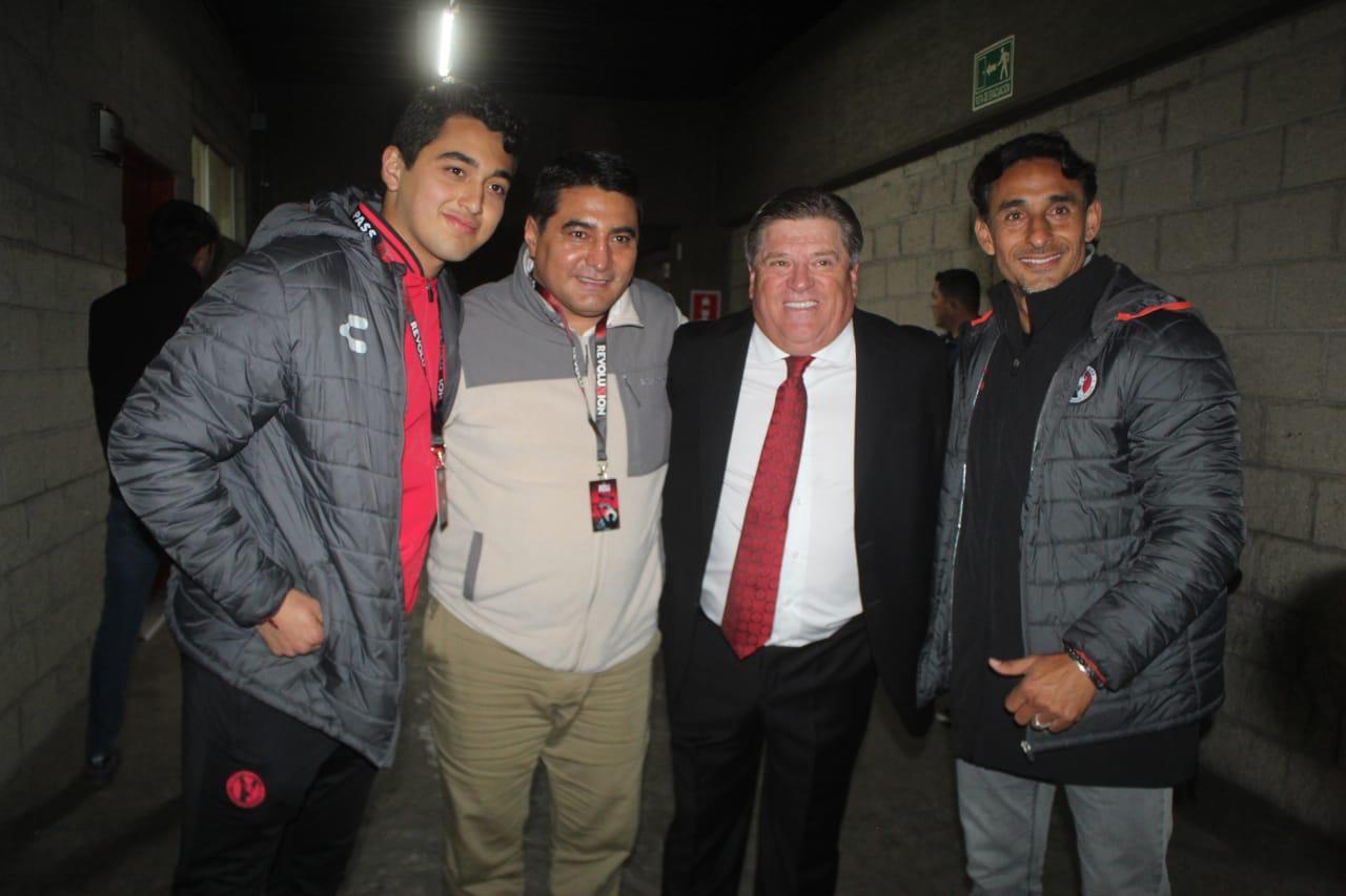 Visita “Terrible” Morales el estadio Caliente y al "Piojo" Herrera