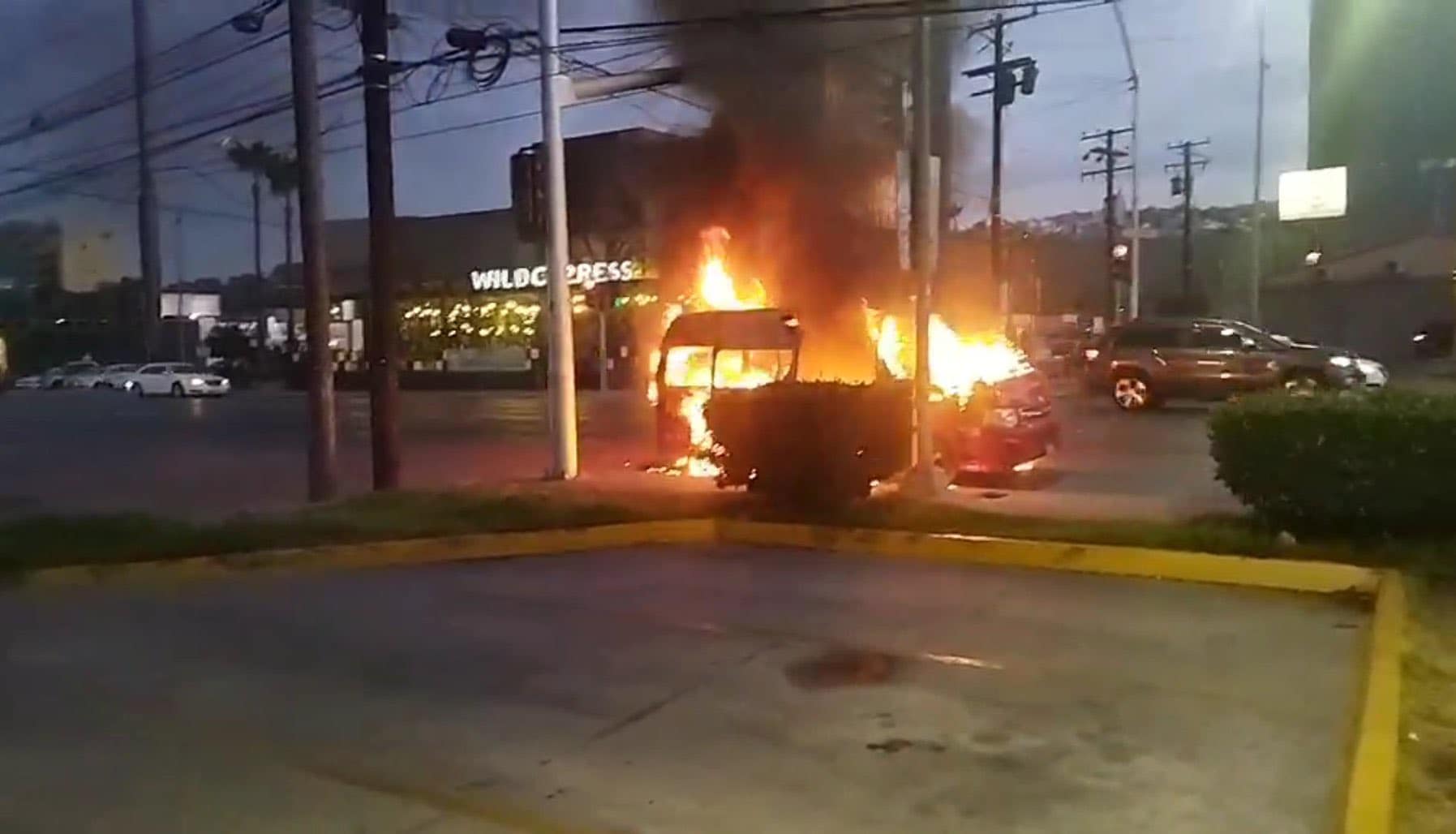 En bulevar Salinas incendio de "auto"