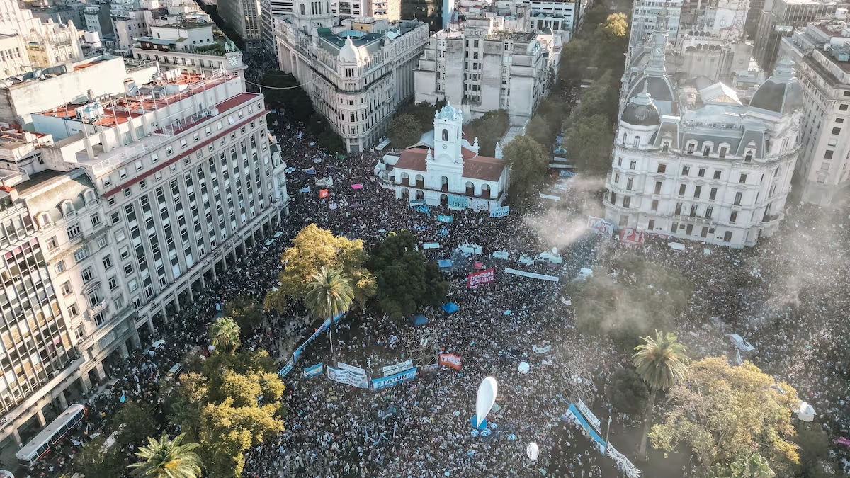 Marchan universidades argentinas en defensa de la educación pública