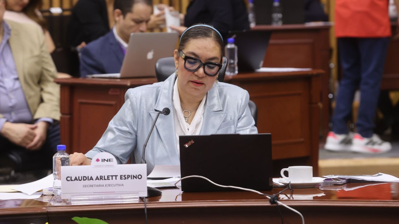 Claudia Arlett Espino renuncia a la Secretaría Ejecutiva del INE