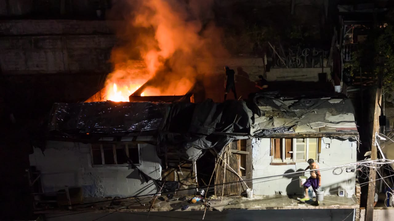 TIJUANA: Incendio moviliza a Bomberos en vivienda de Mineral de Santa Fe