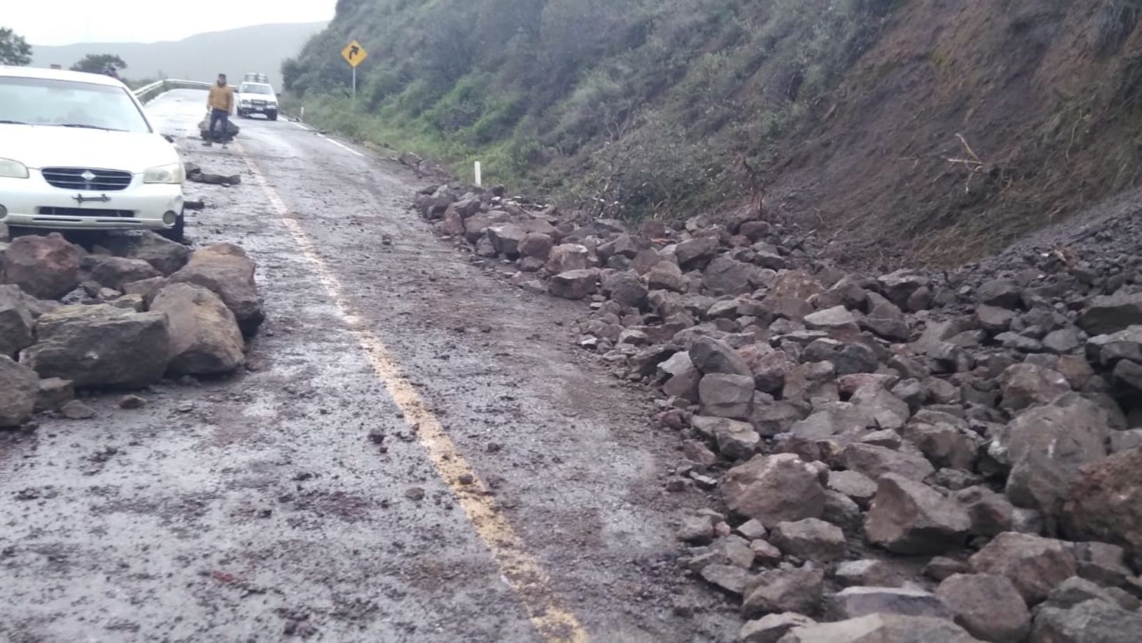 Cierran vialidades en Ensenada por inundaciones y deslaves tras la llegada de lluvias