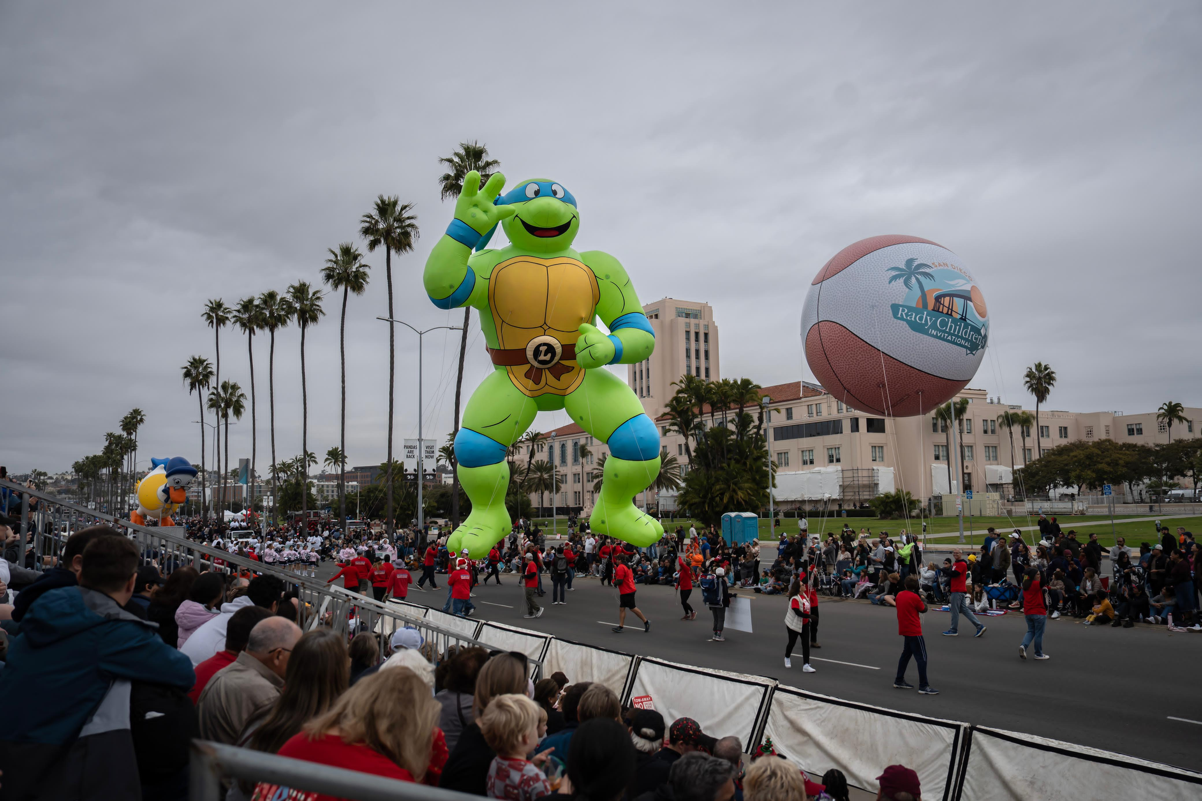 La magia del "Holiday Bowl Parade 2024" ilumina San Diego