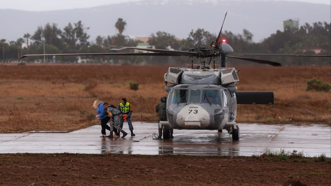 Rescatan vía aérea a damnificados por las lluvias en Ensenada