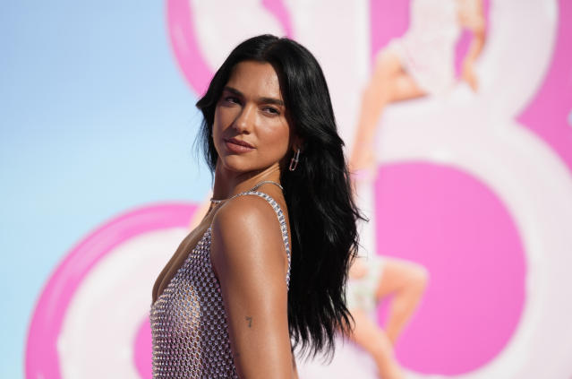 Dua Lipa impacta con un look sensual y transparente en el estreno de Barbie