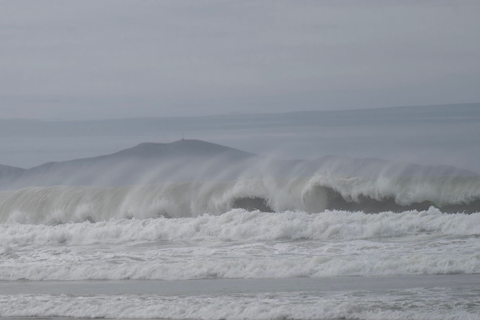 [VIDEO] Se registran grandes olas en Playas de Tijuana