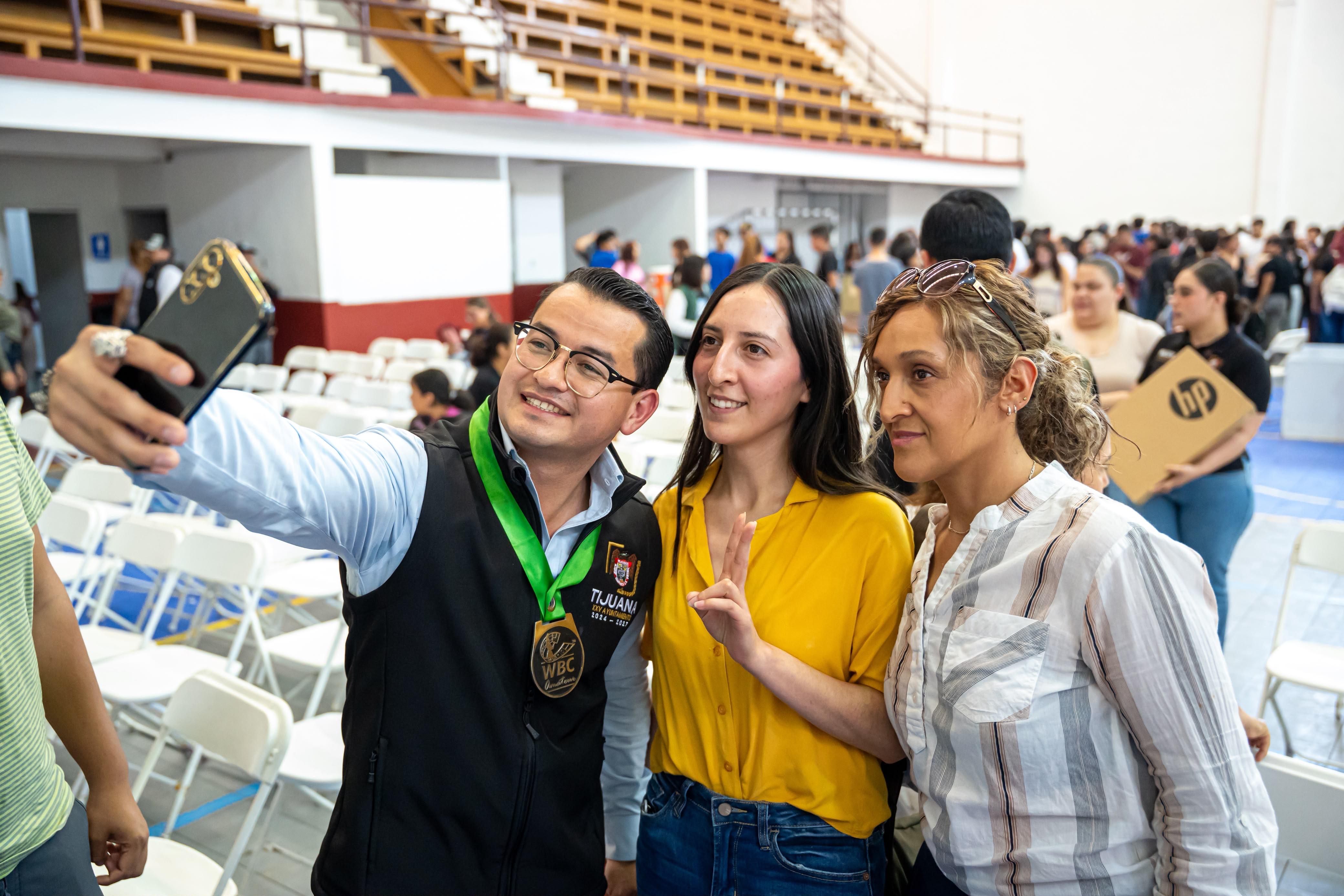Jóvenes de Tijuana reciben 200 laptops para impulsar sus estudios y habilidades digitales