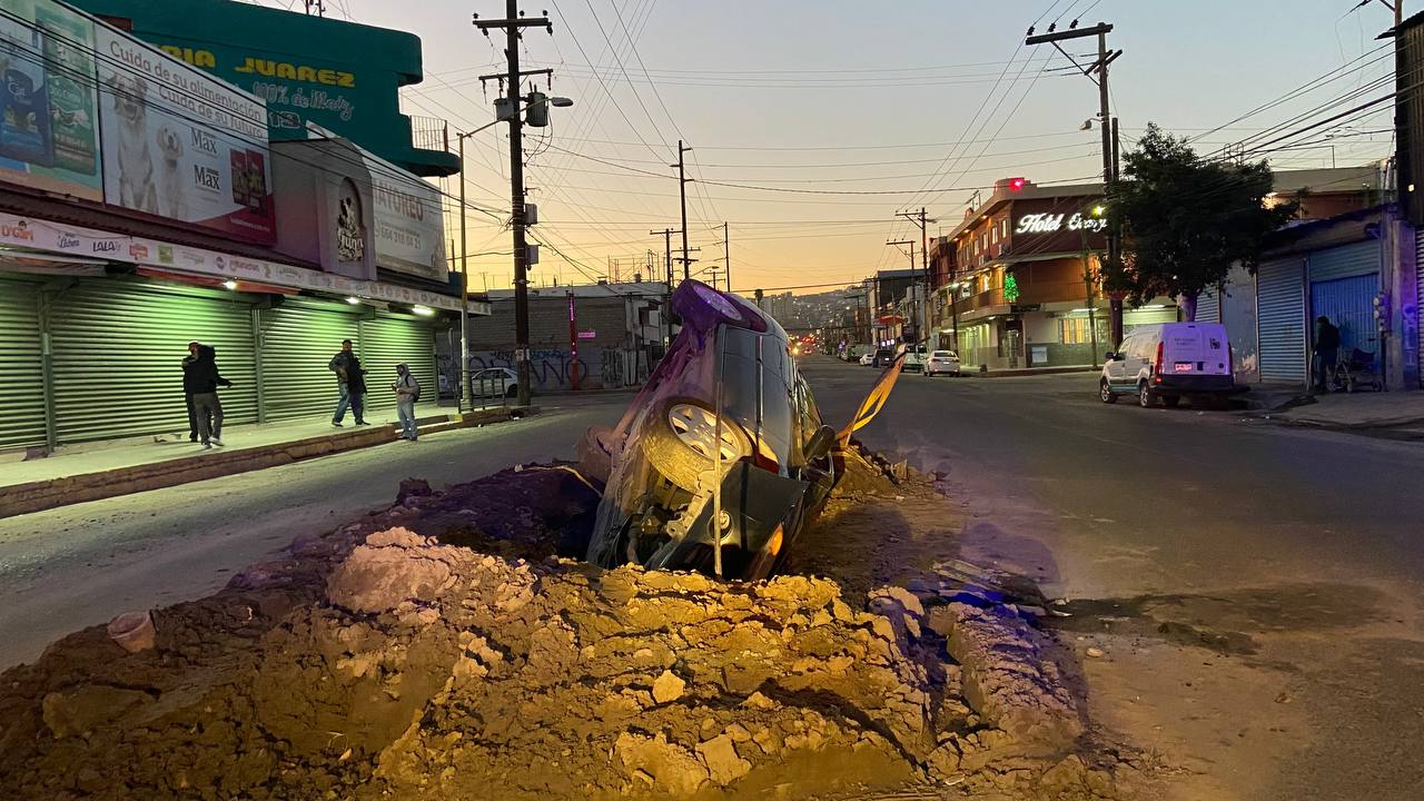 [VÍDEO] Vehículo Cae en Socavón en la Avenida Melchor Ocampo