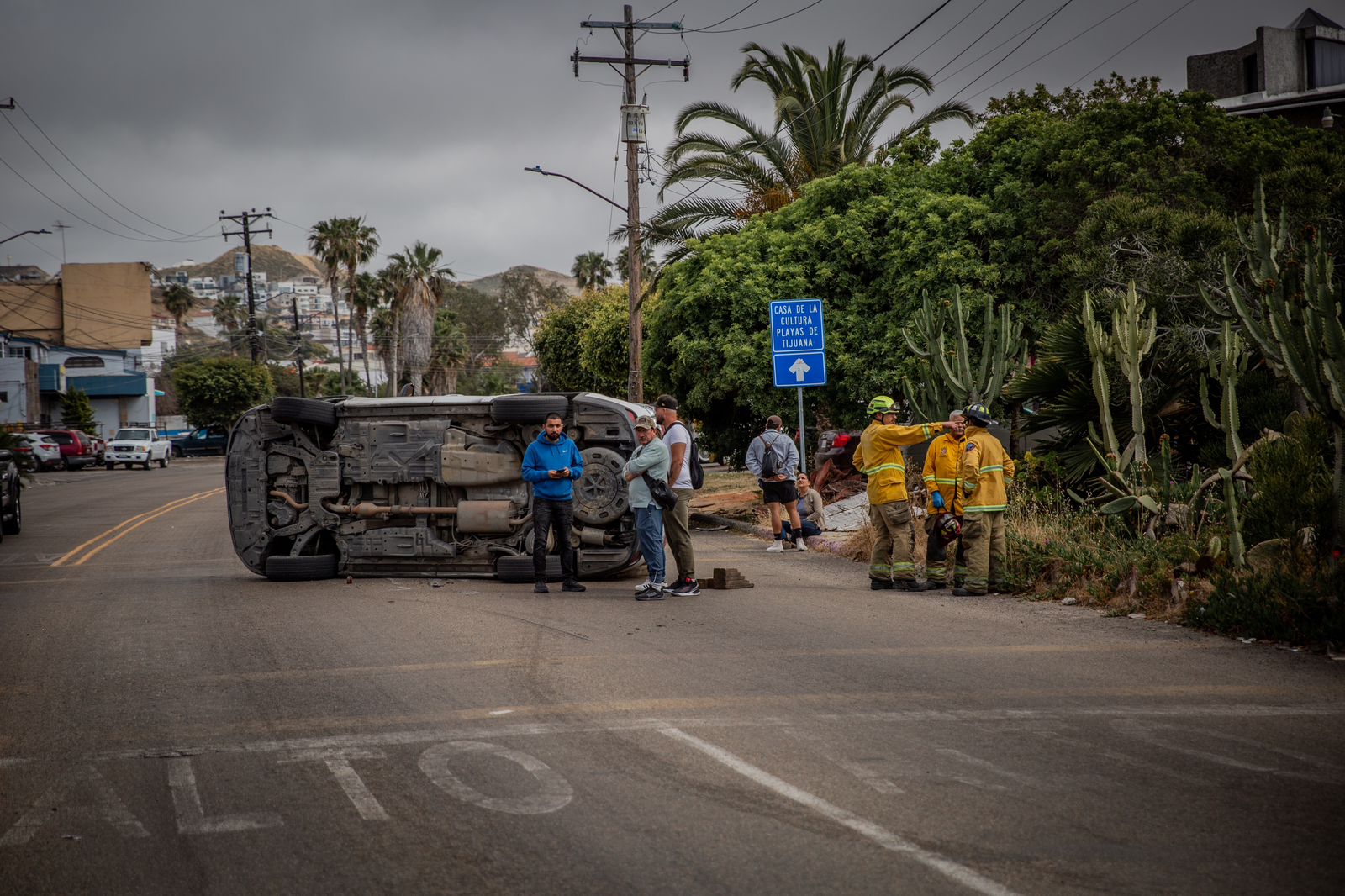 Vuelca  auto en Playas de Tijuana