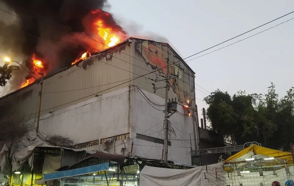 Mega incendio en Tepito, consume bodega de tenis