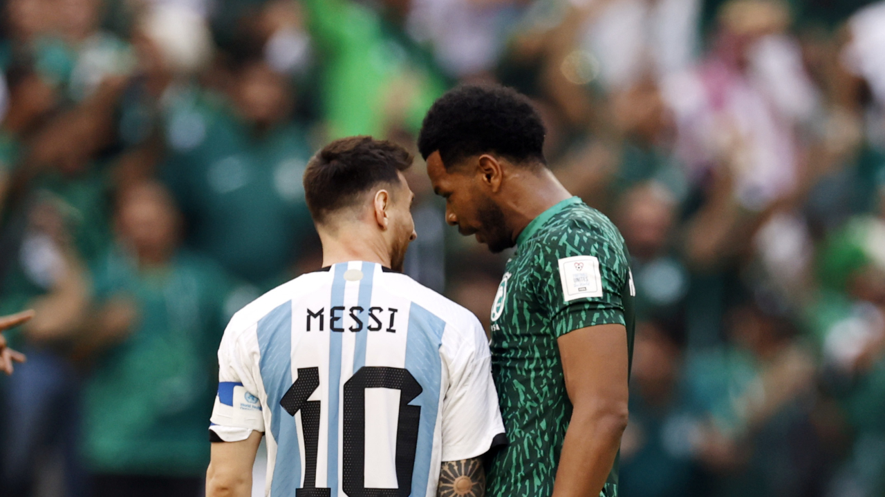 Leo Messi estuvo custodiado y no pudo marcar diferencia ante Arabia Saudita. (Foto: Twitter @fifaworldcup_es)