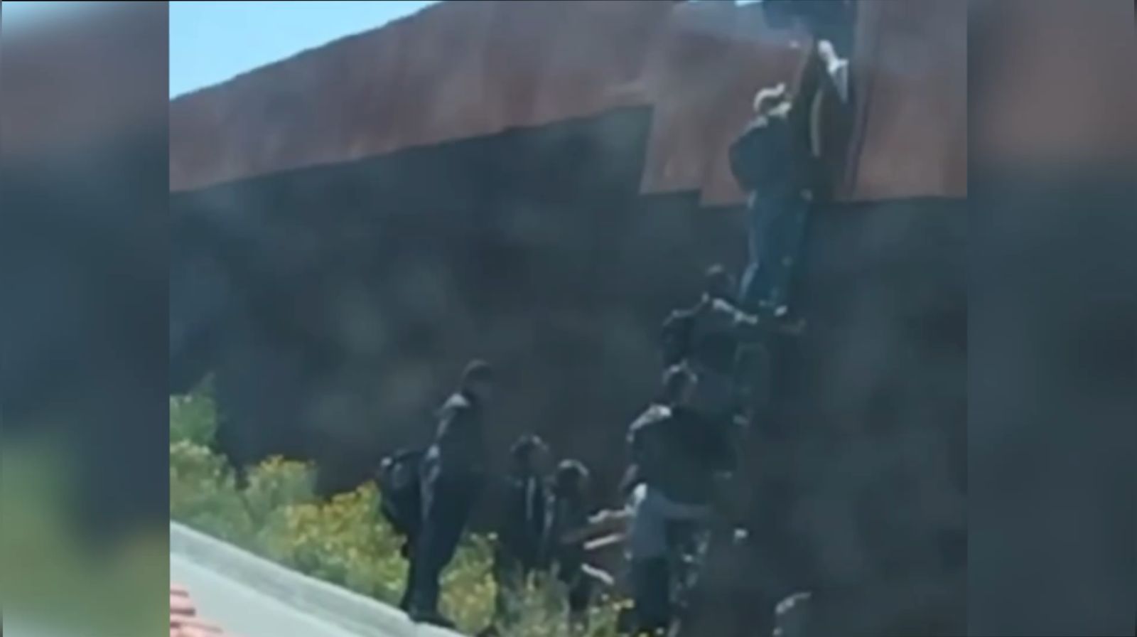 [VIDEO] Cruzan migrantes el muro fronterizo con mega escalera