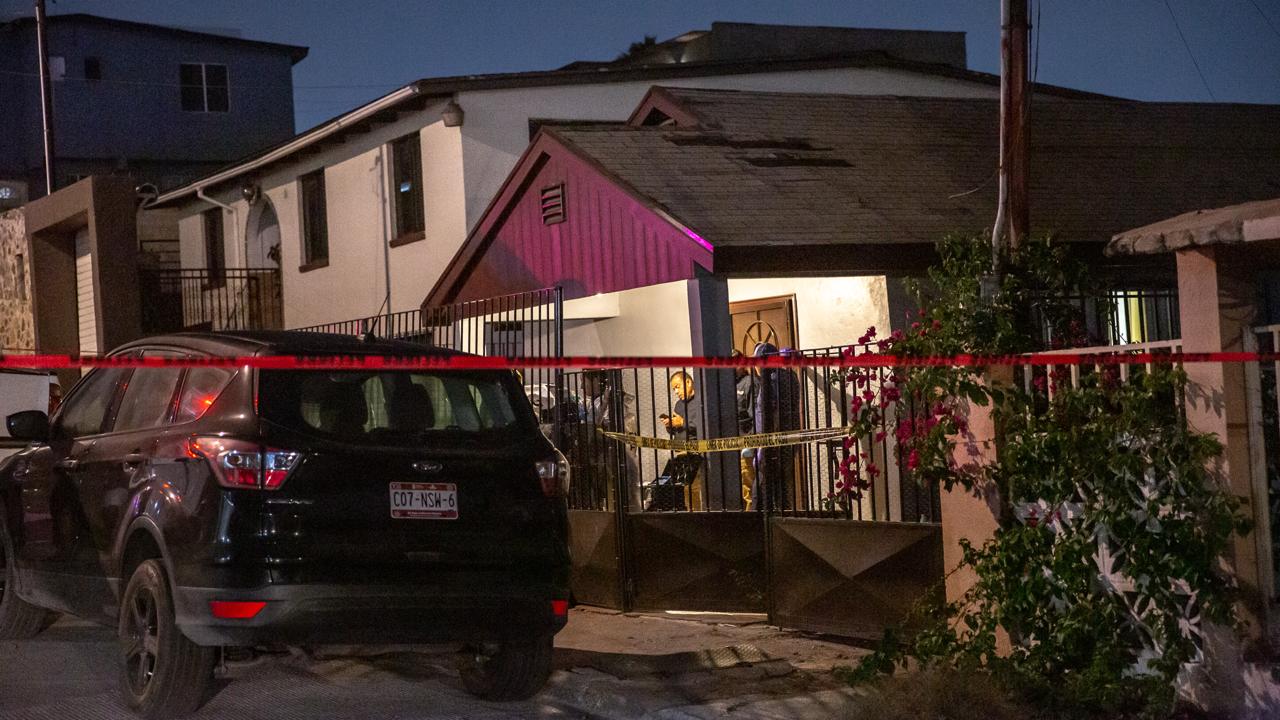 Descubre madre a su hija baleada en el patio: Tijuana