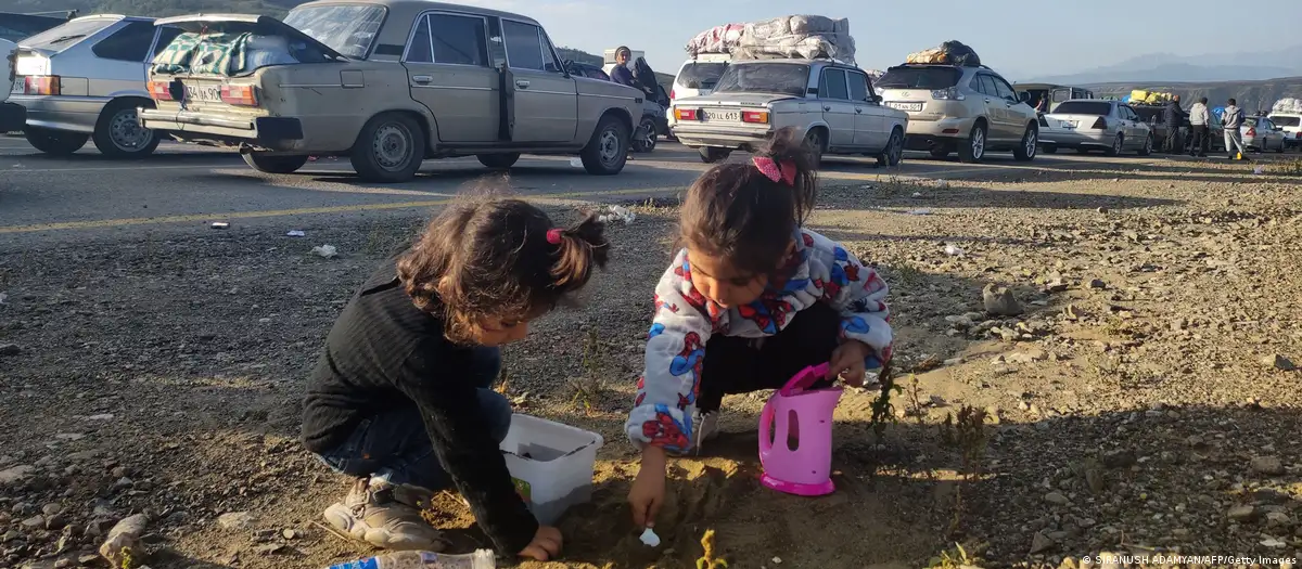 Caravana de refugiados saliendo de Alto Karabaj IFOTO: Siranush Adamyan para la AFP