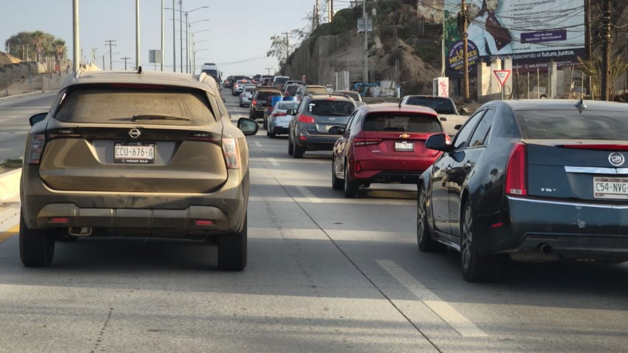 ¡Tome precauciones! Choques y cierres complican tránsito en Ensenada