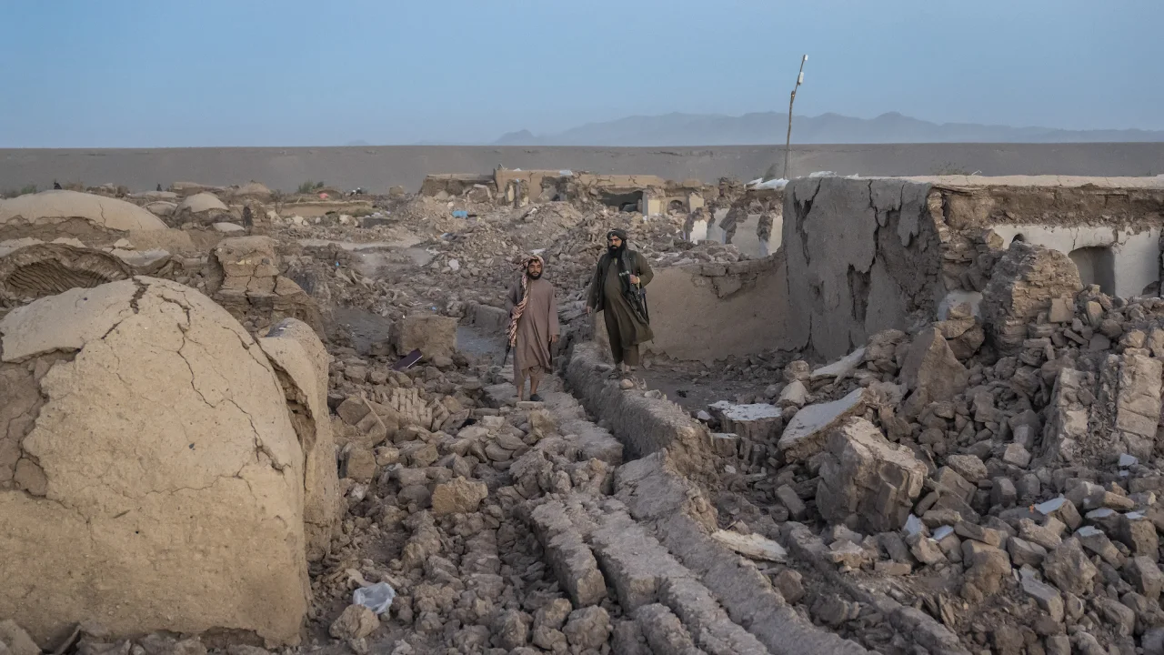 Deja 2 mil víctimas terremoto en Afganistán