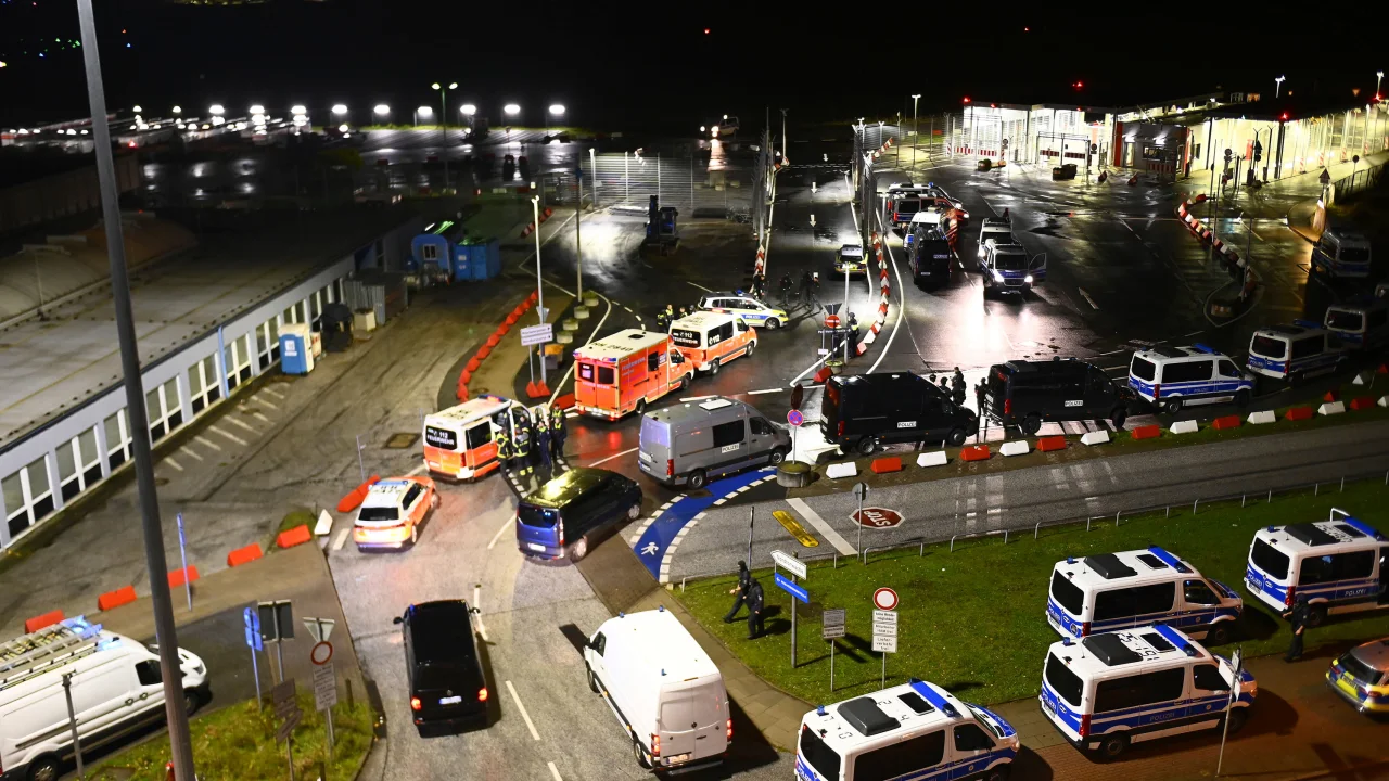 Servicios de emergencia llegando al aeropuerto IFOTO: Jonas Walzberg